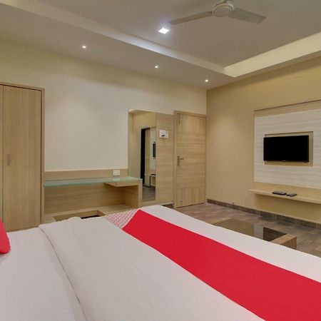Oyo 35844 Hotel Lotus Residency Szangli Kültér fotó