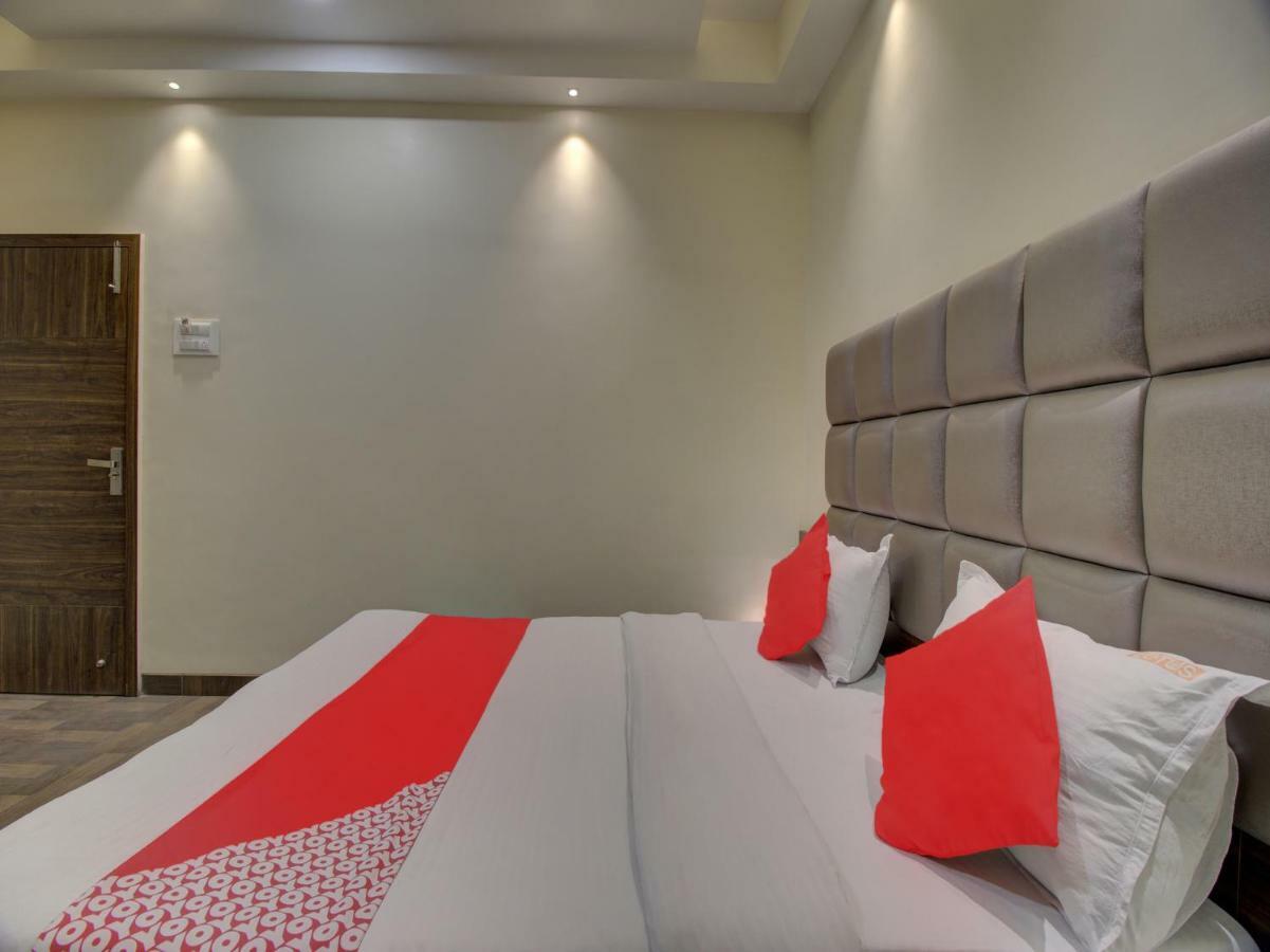 Oyo 35844 Hotel Lotus Residency Szangli Kültér fotó