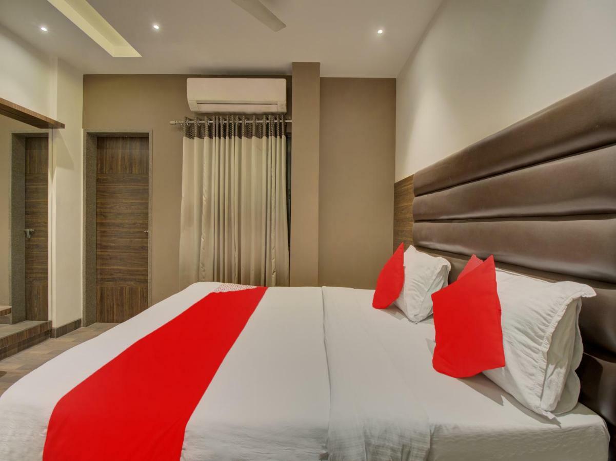 Oyo 35844 Hotel Lotus Residency Szangli Kültér fotó