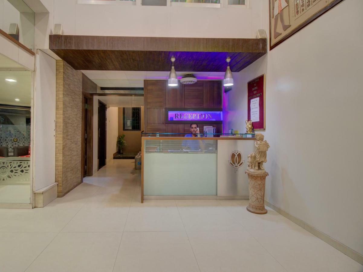 Oyo 35844 Hotel Lotus Residency Szangli Kültér fotó