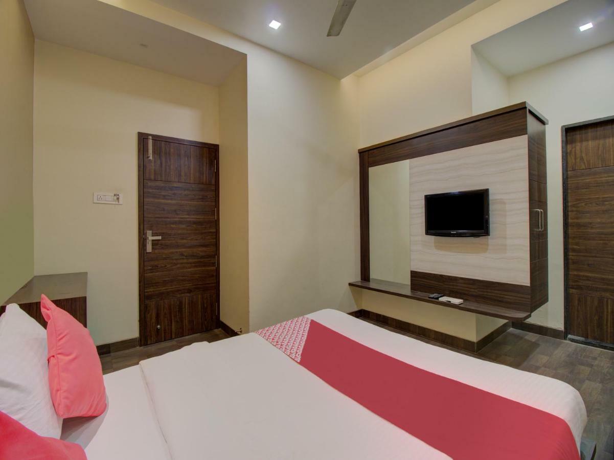 Oyo 35844 Hotel Lotus Residency Szangli Kültér fotó
