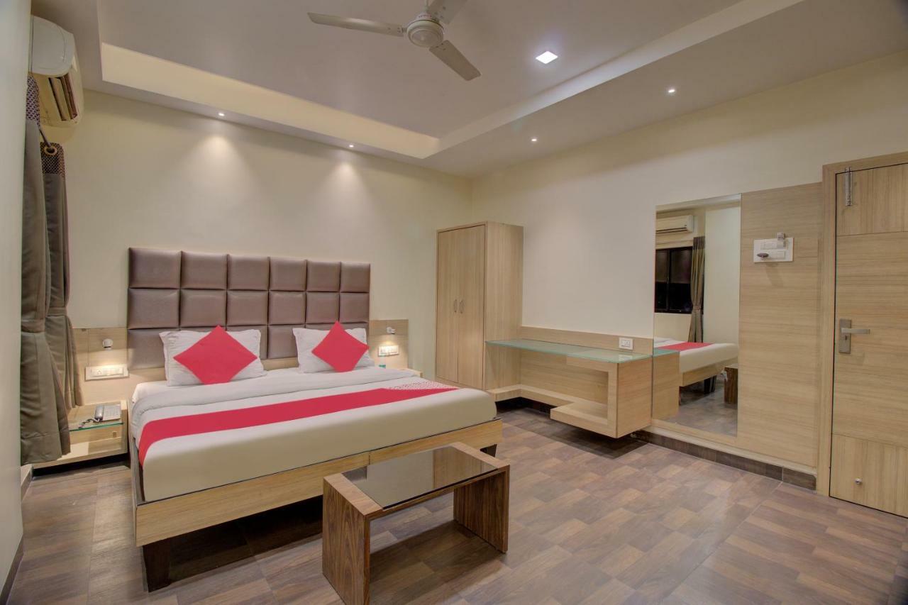 Oyo 35844 Hotel Lotus Residency Szangli Kültér fotó