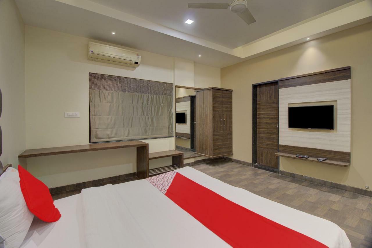 Oyo 35844 Hotel Lotus Residency Szangli Kültér fotó