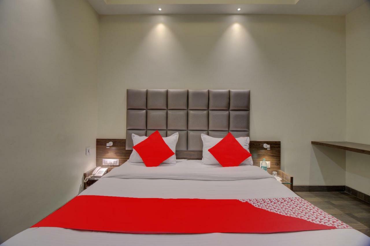 Oyo 35844 Hotel Lotus Residency Szangli Kültér fotó
