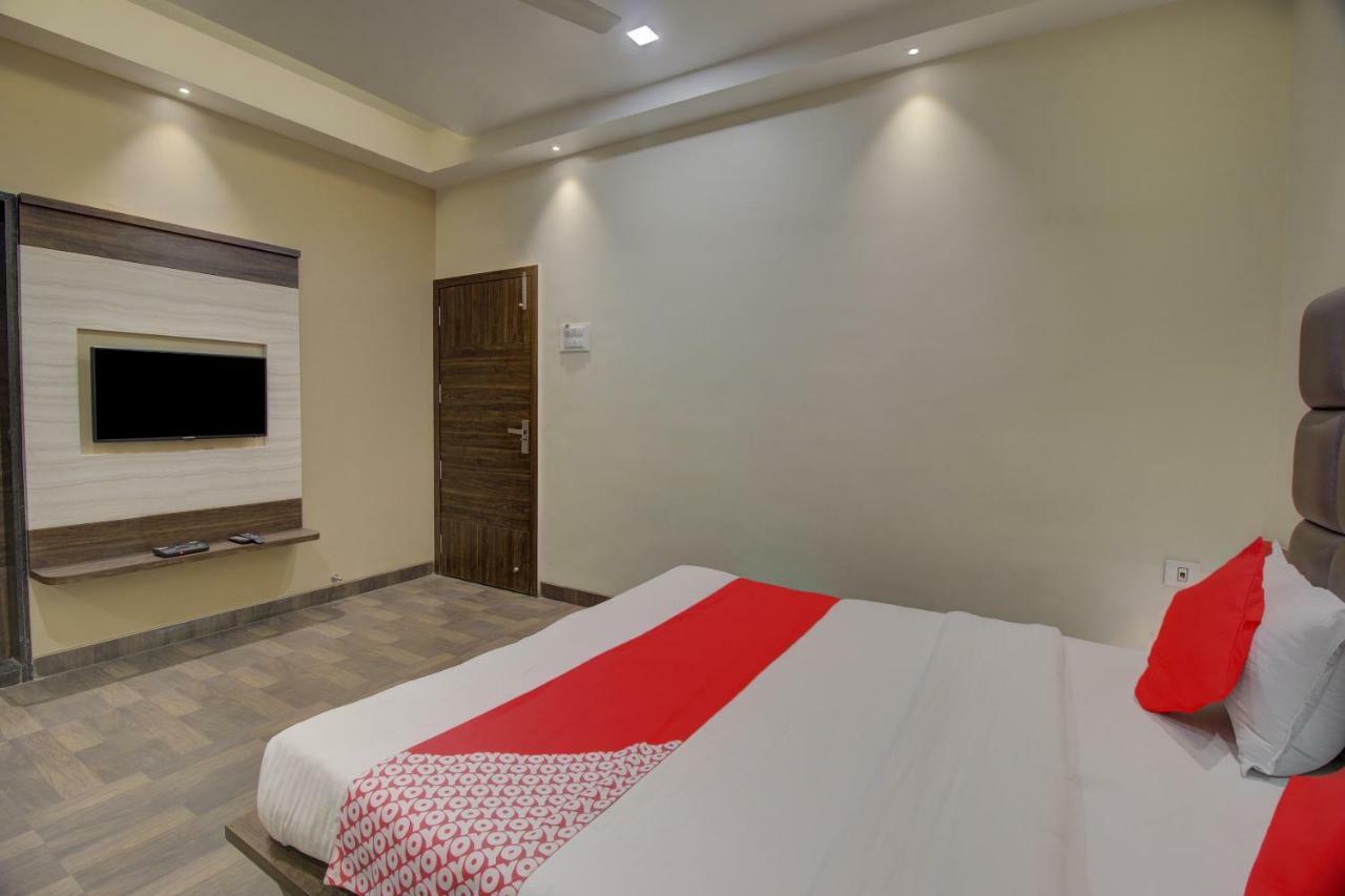 Oyo 35844 Hotel Lotus Residency Szangli Kültér fotó