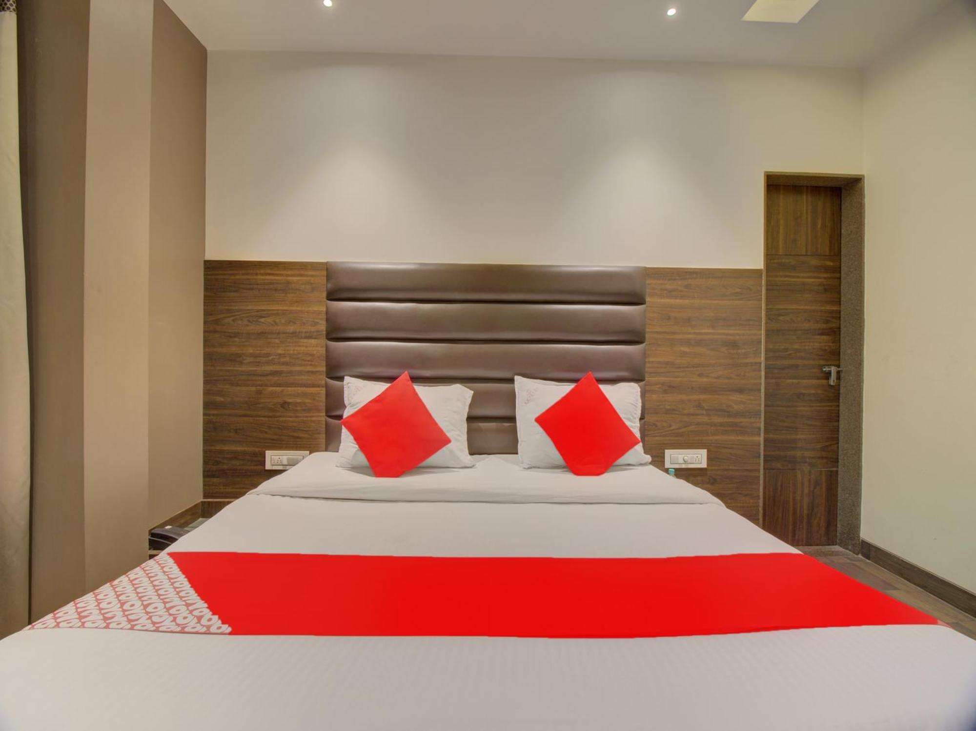 Oyo 35844 Hotel Lotus Residency Szangli Kültér fotó
